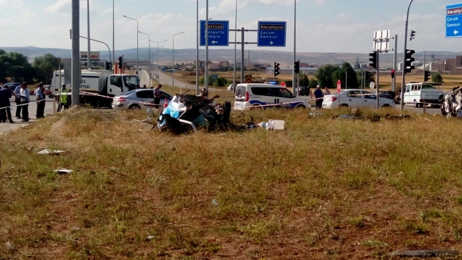 Kazada otomobil ikiye bölündü; otobüs tarlaya düştü